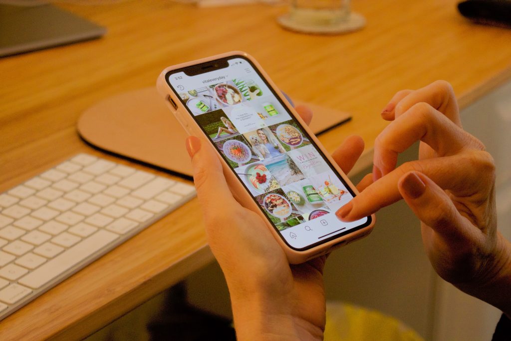 girl looking at pictures of food at her phone